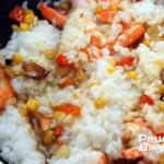 Жареный рис с овощами и креветками